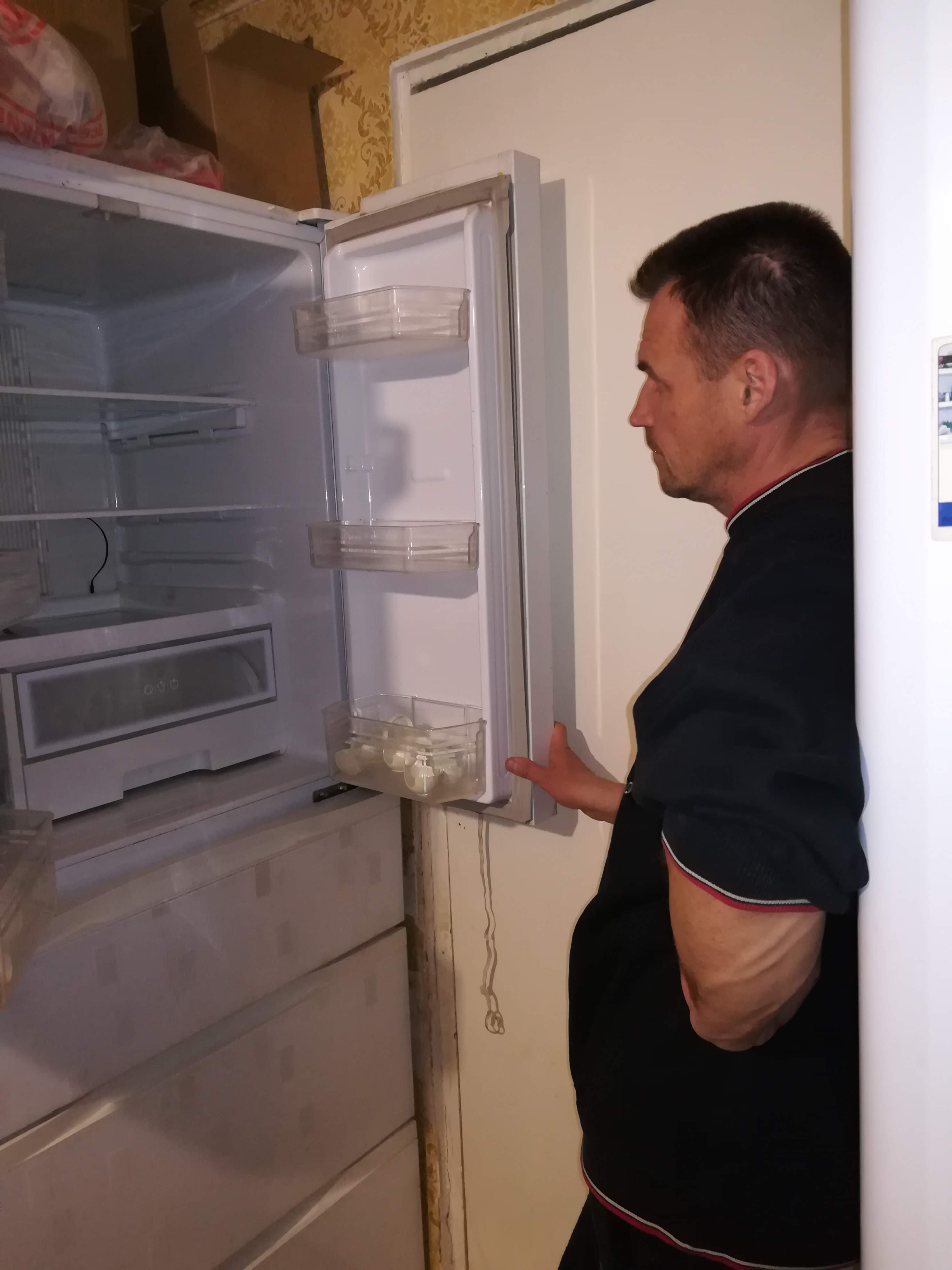 Дмитрий Петров выполняет ремонт холодильника на дому